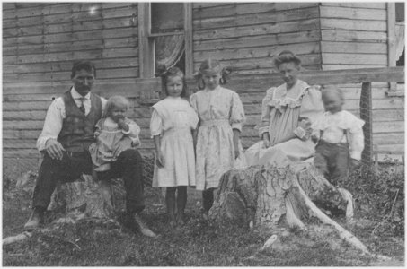 Lundgren Family, Copeland, Idaho, 1910 - Swan, Hazel, Alice, Gladys, Julia, Walter